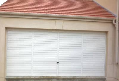 Porte de garage avec remplissages spécifiques